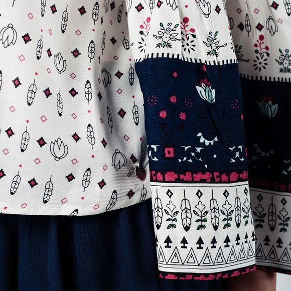 Q2 White Top w/ Belled Sleeves & Floral Print - Picture 4 of 7